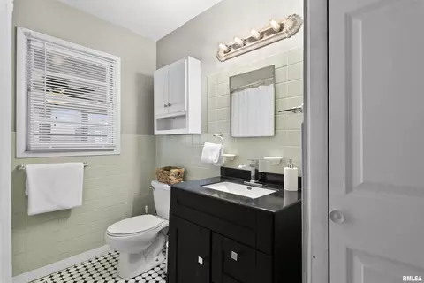 Bath - 1104 Johnson Ln, Springfield, IL 62702 photo 1 of 2
