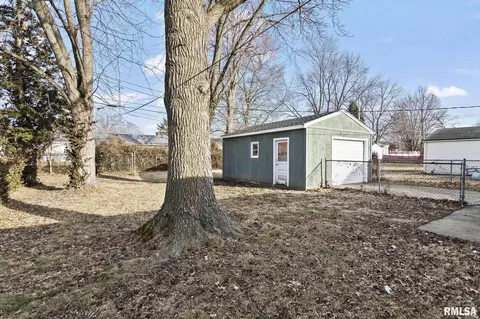 Exterior - 1104 Johnson Ln, Springfield, IL 62702 photo 16 of 20