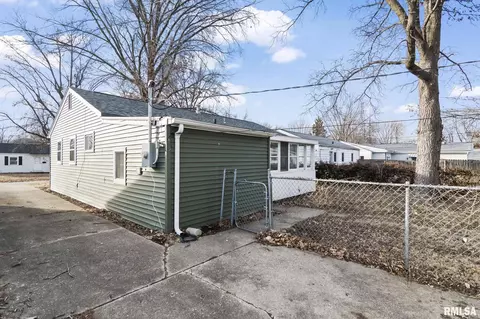 Exterior - 1104 Johnson Ln, Springfield, IL 62702 photo 8 of 20