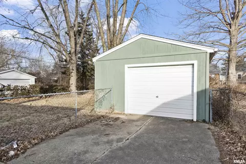 Exterior - 1104 Johnson Ln, Springfield, IL 62702 photo 6 of 20