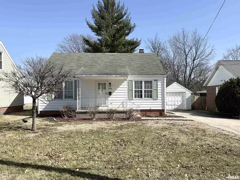 406 Gladstone Rd, Jacksonville, IL 62650