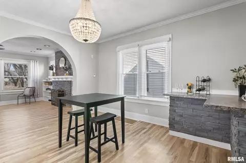 Dining - 1144 N 3rd St, Springfield, IL 62702 photo 3 of 4