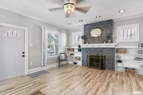 Living - 1144 N 3rd St, Springfield, IL 62702 photo 2 of 2