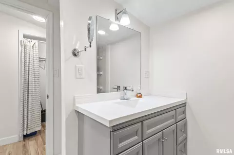Bath - 1144 N 3rd St, Springfield, IL 62702 photo 1 of 3