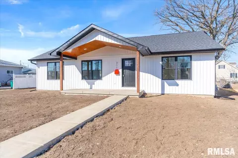 311 E Mulberry St, Chatham, IL 62629