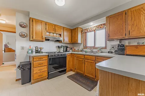 Kitchen - 64 1725th Ave, Mount Pulaski, IL 62548 photo 2 of 3
