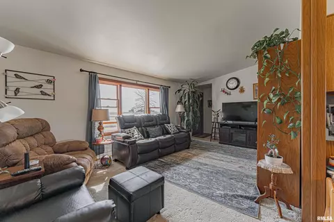 Living - 64 1725th Ave, Mount Pulaski, IL 62548 photo 1 of 1