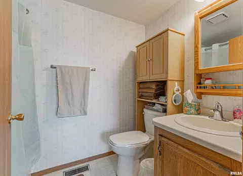 Bath - 64 1725th Ave, Mount Pulaski, IL 62548 photo 1 of 2