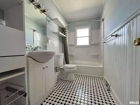 Bath - 68 Locksley Ln, Springfield, IL 62704 photo 1 of 3