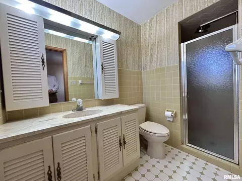 Bath - 68 Locksley Ln, Springfield, IL 62704 photo 2 of 3
