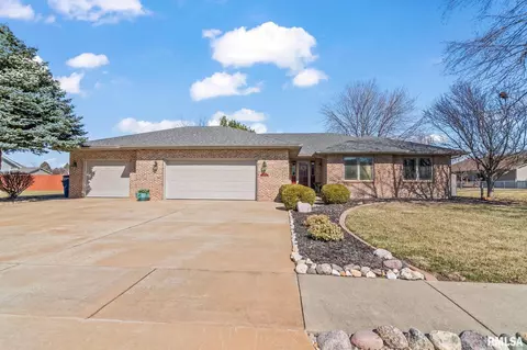 1505 Redwood Dr, Chatham, IL 62629