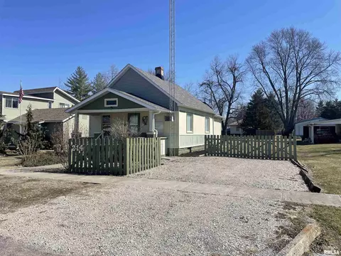 214 N Harrison St, Girard, IL 62640