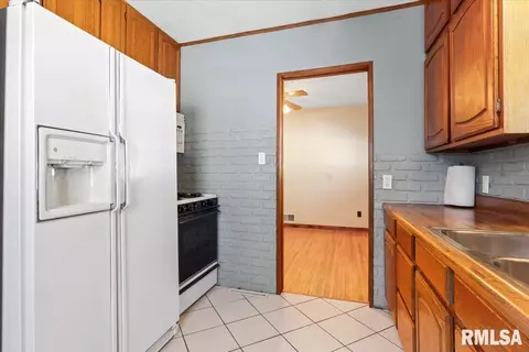 Kitchen - 2108 S Pasfield St, Springfield, IL 62704 photo 2 of 2