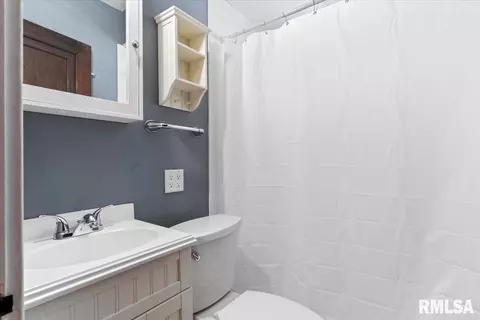 Bath - 2108 S Pasfield St, Springfield, IL 62704 photo 1 of 2