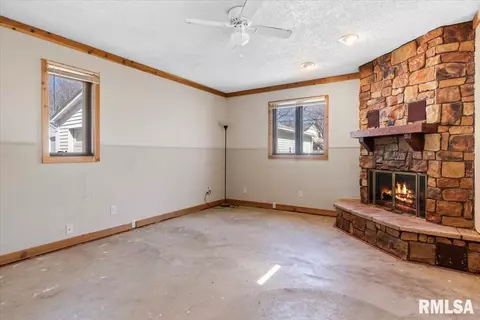 Living - 2108 S Pasfield St, Springfield, IL 62704 photo 2 of 3