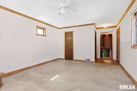 Living - 2108 S Pasfield St, Springfield, IL 62704 photo 3 of 3