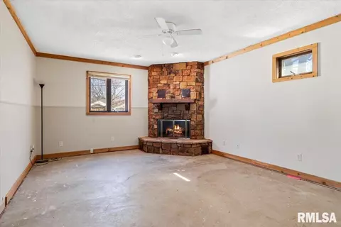Living - 2108 S Pasfield St, Springfield, IL 62704 photo 1 of 3