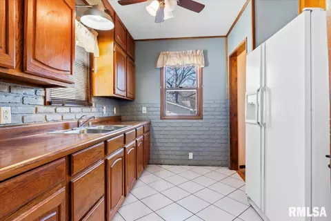 Kitchen - 2108 S Pasfield St, Springfield, IL 62704 photo 1 of 2