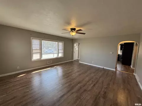 327 N Bruns Ln, Springfield, IL 62702 photo 4