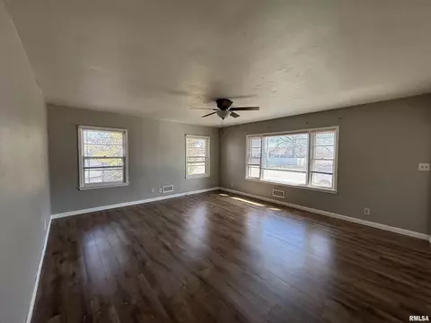 327 N Bruns Ln, Springfield, IL 62702 photo 3