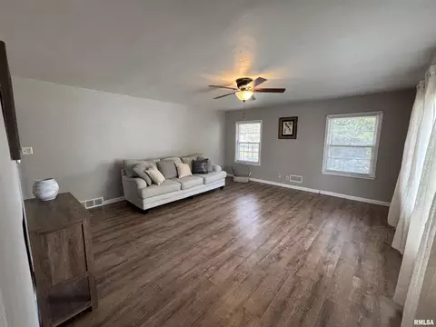 327 N Bruns Ln, Springfield, IL 62702 photo 2