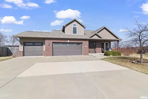 911 Cypress Dr, Chatham, IL 62629