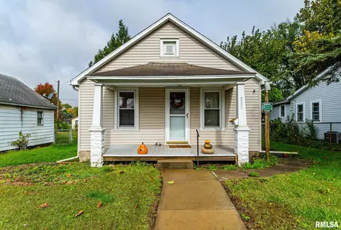 1108 6th St, Lincoln, IL 62656