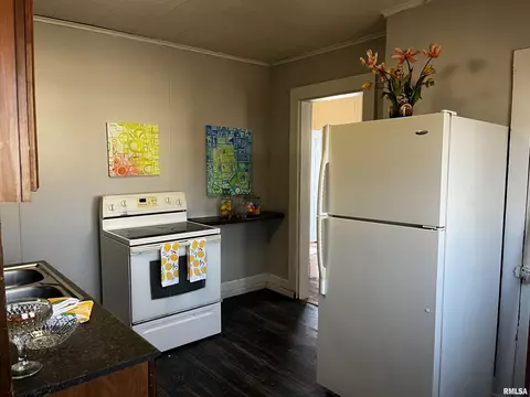 Kitchen - 516 Myrtle St, Springfield, IL 62703 photo 1 of 2