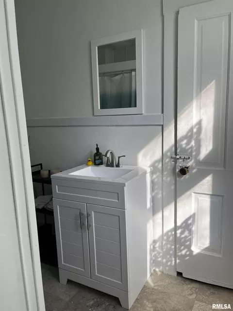Bath - 516 Myrtle St, Springfield, IL 62703 photo 2 of 2