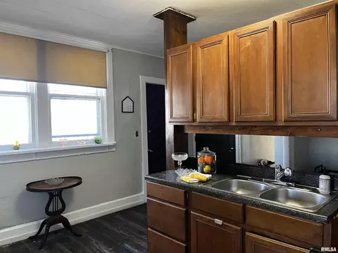 Kitchen - 516 Myrtle St, Springfield, IL 62703 photo 2 of 2