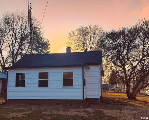 127 N 1st St, Divernon, IL 62530