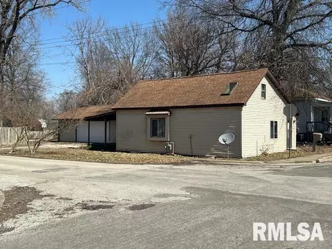 901 Esther St, Taylorville, IL 62568