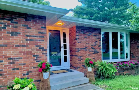 7 Greenbriar Dr, Jacksonville, IL 62650
