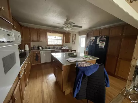 921 Westview Dr, Springfield, IL 62704 photo 2