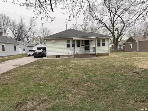 608 Maple St, Pana, IL 62557