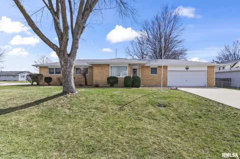 608 Rainbow Dr, Athens, IL 62613