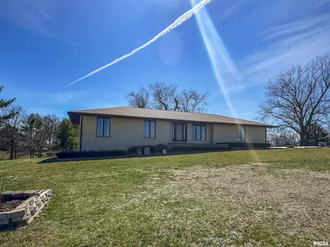 972 910 E St, Mount Sterling, IL 62353