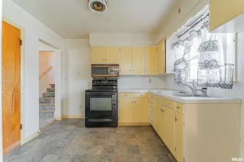309 W Charles St, Mclean, IL 61754 photo 6