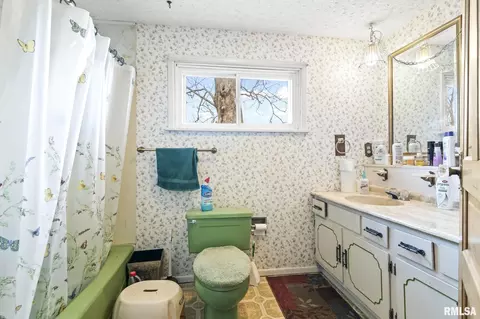 Bath - 570 W Andrew Rd, Springfield, IL 62707 photo 3 of 3