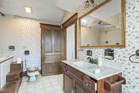 Bath - 570 W Andrew Rd, Springfield, IL 62707 photo 2 of 3