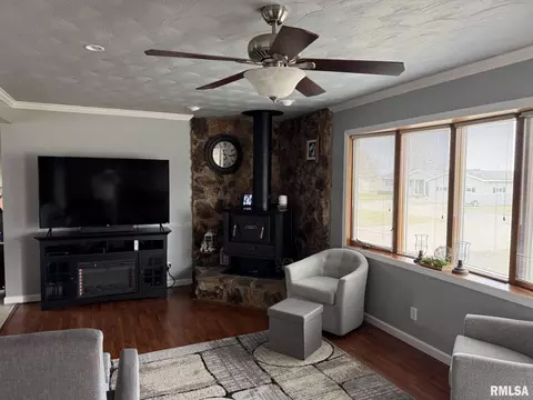 Living - 1068 1st St, Gladstone, IL 61437 photo 1 of 5