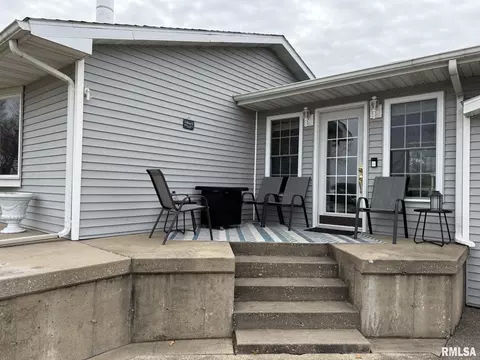 Exterior - 1068 1st St, Gladstone, IL 61437 photo 2 of 7