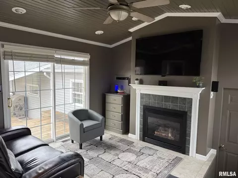 Living - 1068 1st St, Gladstone, IL 61437 photo 3 of 5