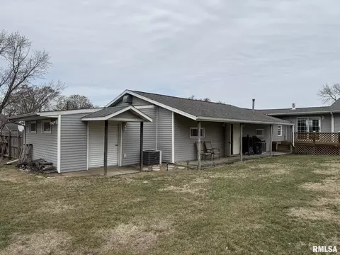 Exterior - 1068 1st St, Gladstone, IL 61437 photo 5 of 7