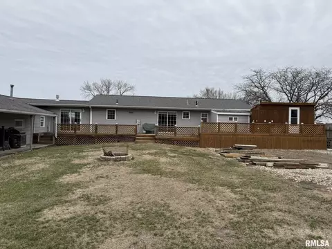 Exterior - 1068 1st St, Gladstone, IL 61437 photo 4 of 7