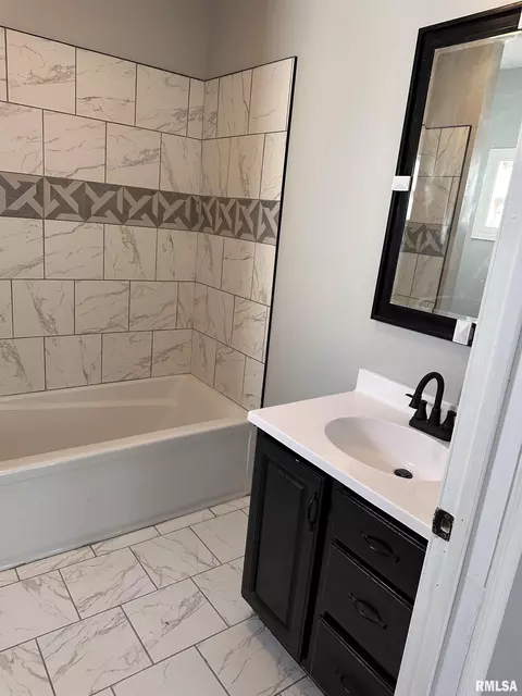Bath - 1612 Cummins Ave, Springfield, IL 62702 photo 3 of 5