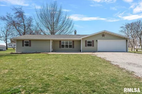 612 S Main St, Witt, IL 62094