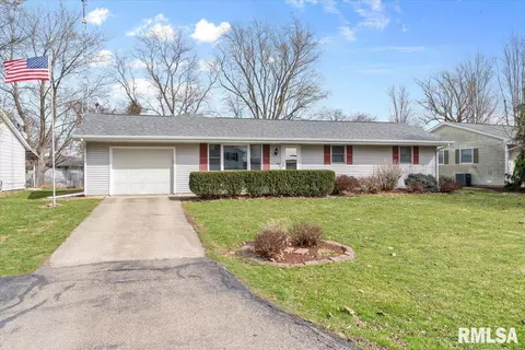 521 N Alkire St, Greenview, IL 62642