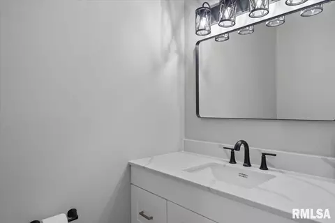 Bath - 7 Interlacken Rd, Springfield, IL 62704 photo 1 of 2