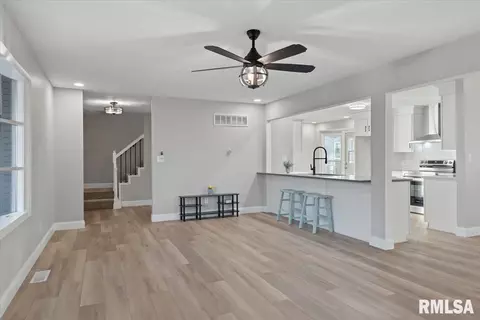 Entry Way - 7 Interlacken Rd, Springfield, IL 62704 photo 5 of 8